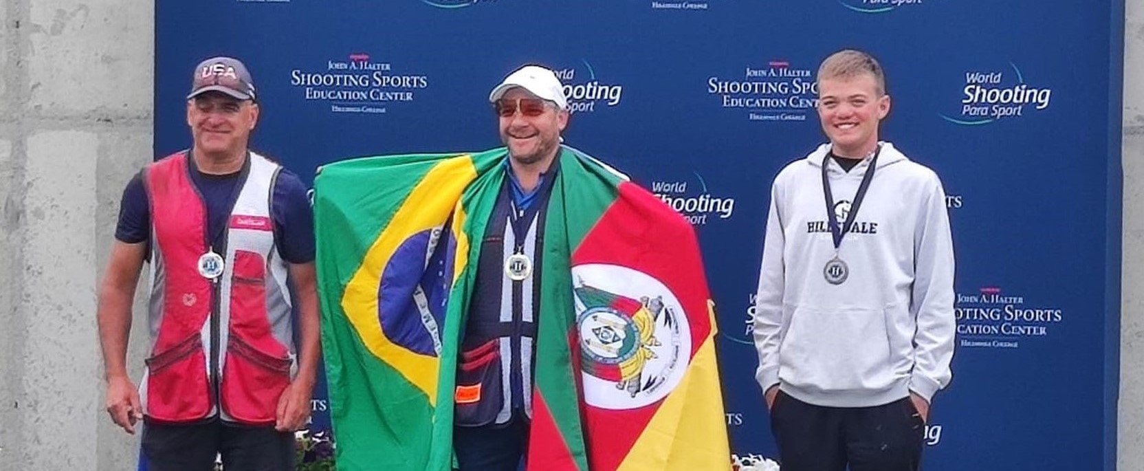 Alexandre Basso comemora a medalha de ouro