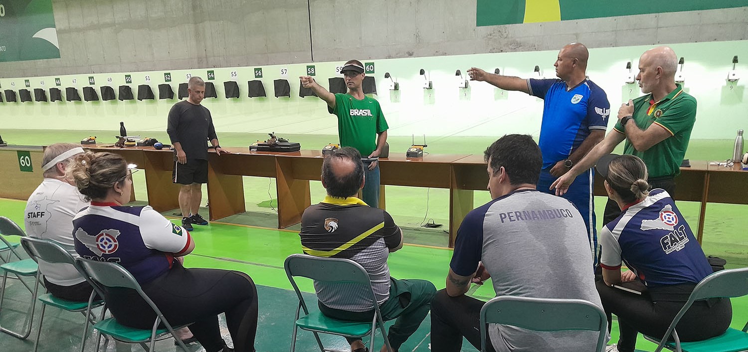 Curso para Formaçao de Tecnicos em Carabina e Pistola