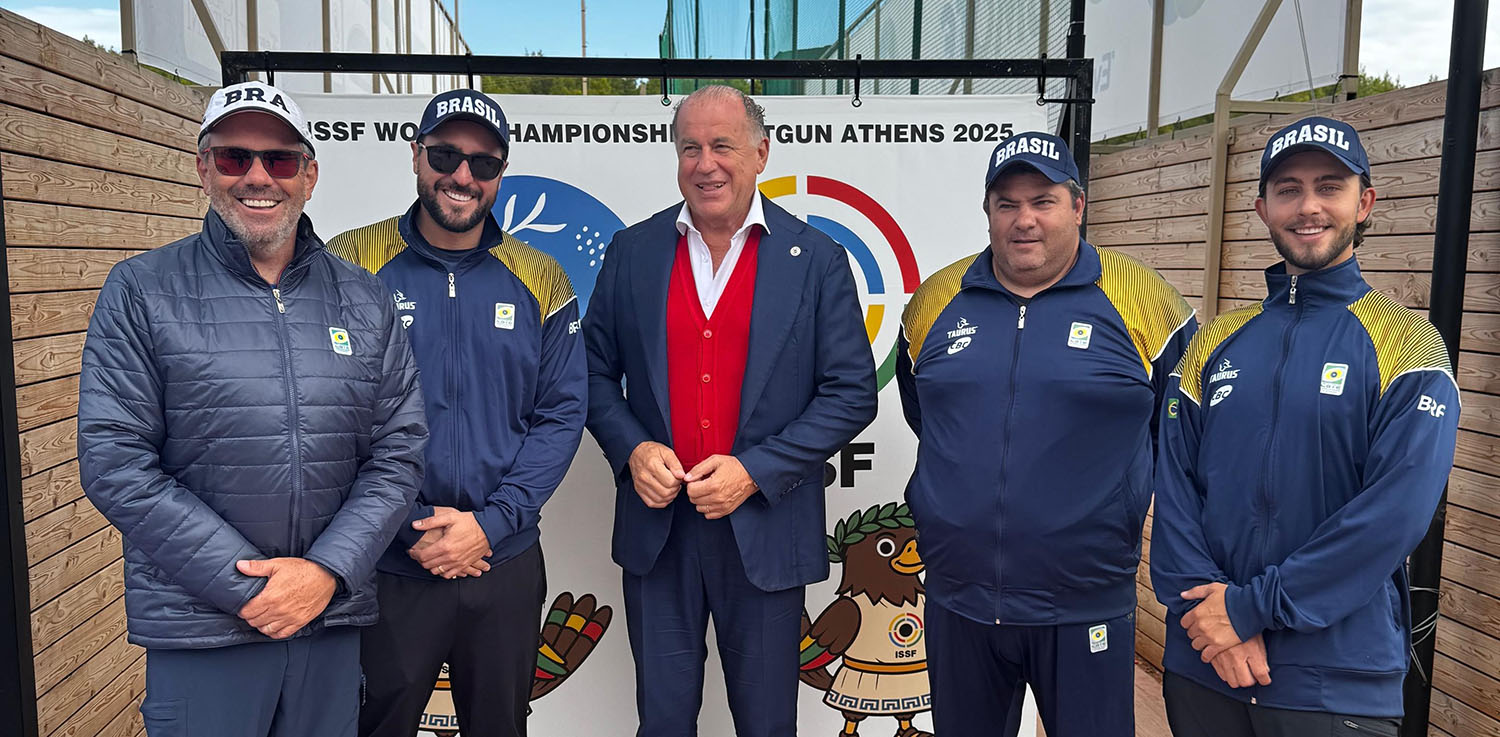 Equipe Brasileira e o presidente da ISSF Luciano Rossi