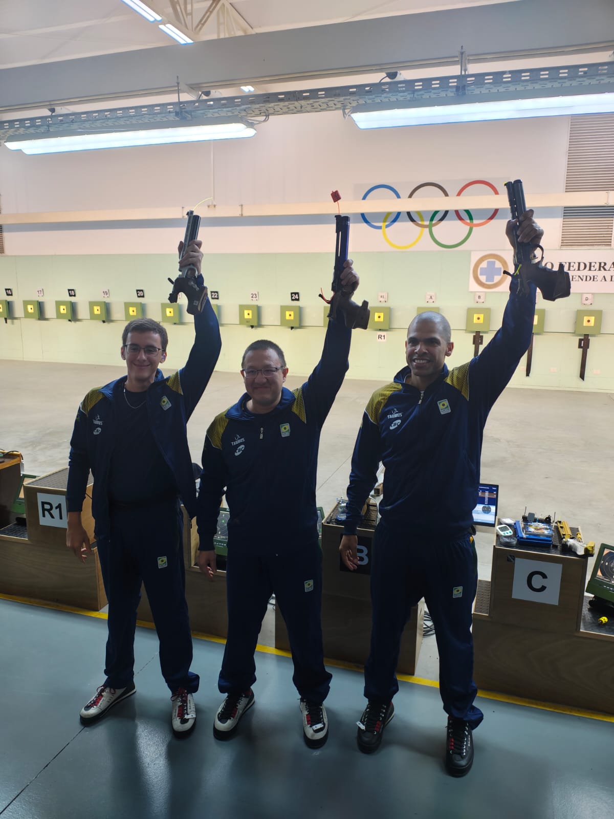 Pódio Pistola de Ar. Caio BRONZE,, Wu PRATA, Philipe BRONZE - Sudamericano Buenos Aires 26