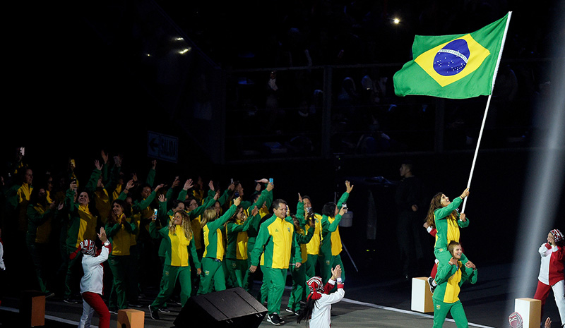 26.07.2019 - Jogos Panamericanos Lima 2019 - Lima (PER) - Estádio Nacional - .Cerimônia de Abertura - .na foto: Martine Grael e Kahena Kunze (portas bandeira) durante o desfile da delegação brasileira. - Foto: Alexandre Loureiro/COB